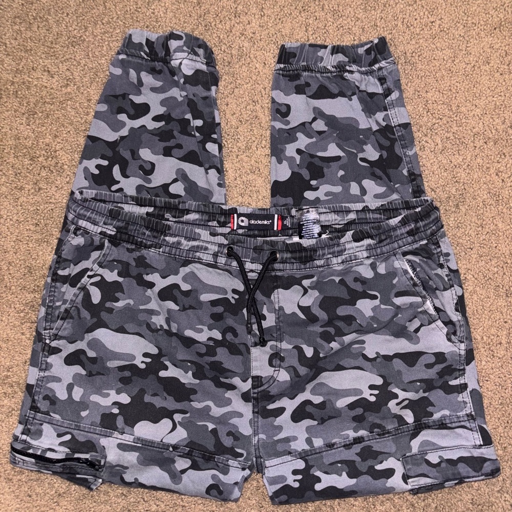 Akademiks Gray and Black Camouflage Pants. Size XL